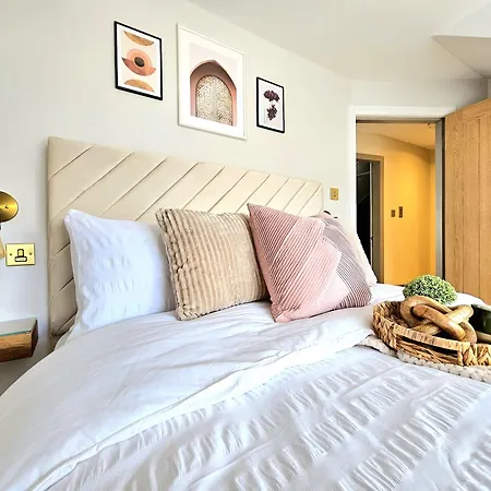 Newly Renovated Gem - Free Parking & Modern Comfort-2